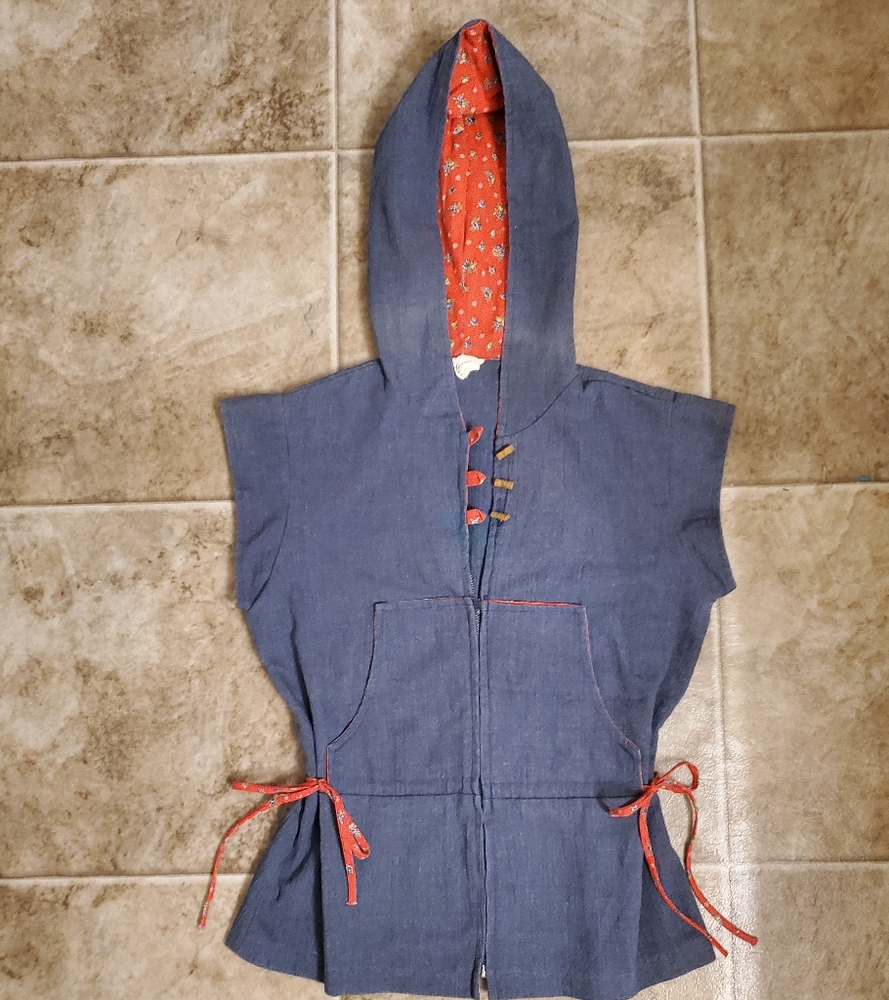 Vintage hooded top with elastic fitted waist